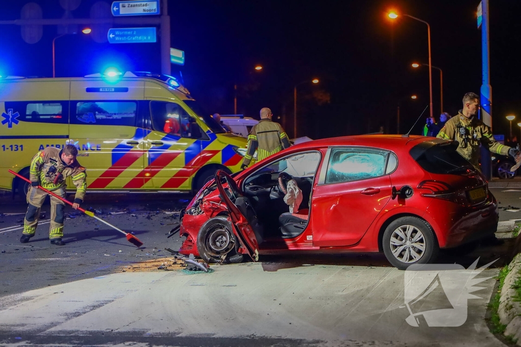 Zware botsing tussen twee auto's leidt tot gewonden
