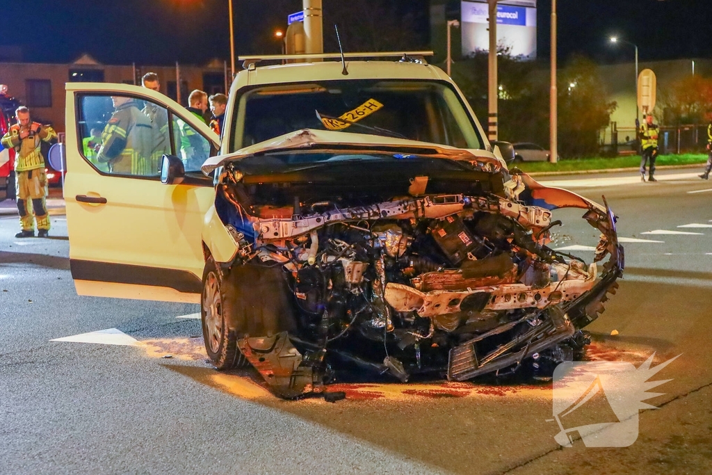 Zware botsing tussen twee auto's leidt tot gewonden