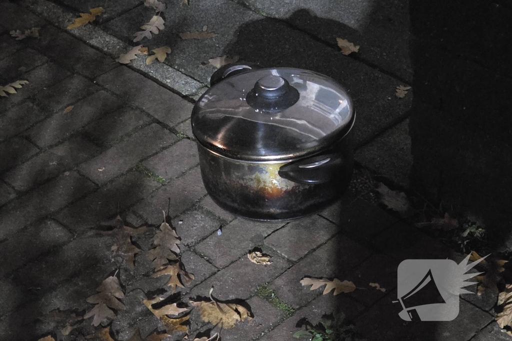 Woningbrand door vergeten pannetje, bewoner nagekeken door het ambulancepersoneel