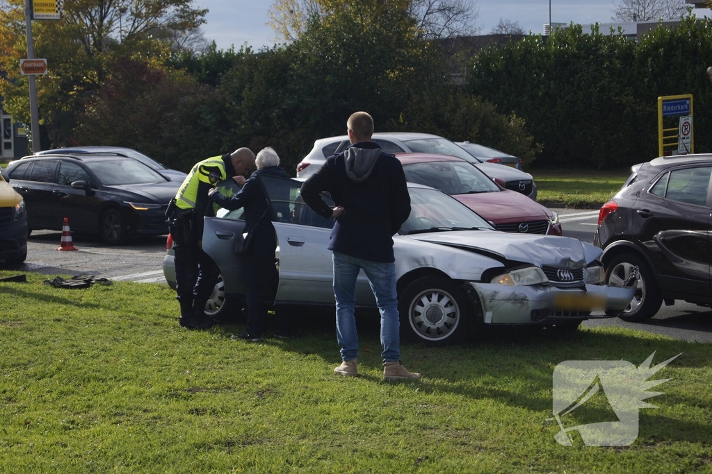 Postbezorger in aanrijding met personenwagen in Ridderkerk