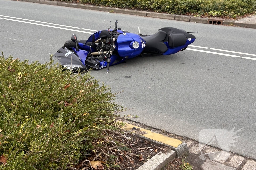 Motorrijder en fietser met elkaar in botsing