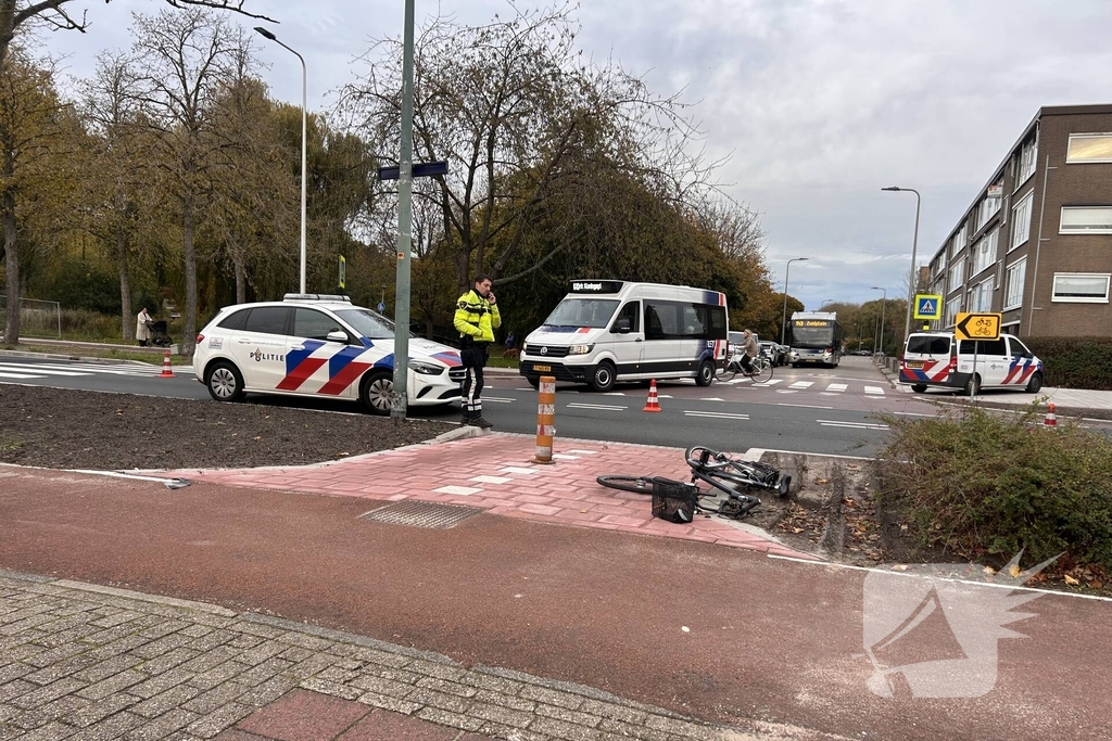 Motorrijder en fietser met elkaar in botsing