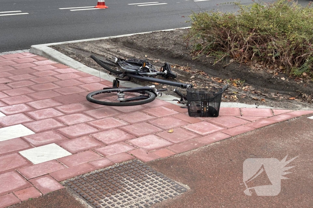 Motorrijder en fietser met elkaar in botsing