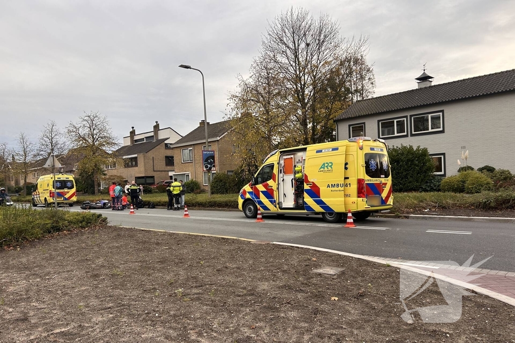 Motorrijder en fietser met elkaar in botsing