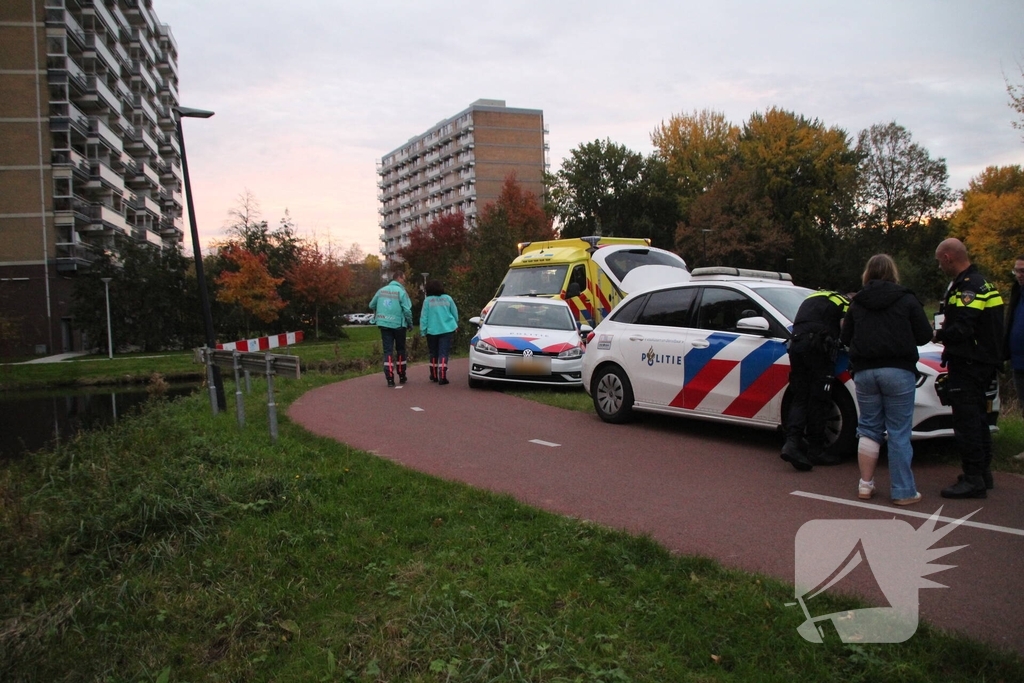 Fiets en scooter botsen op elkaar