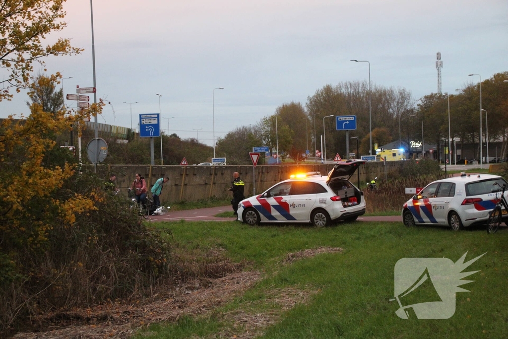 Fiets en scooter botsen op elkaar