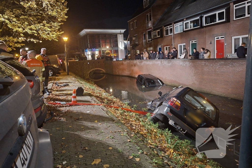 Beschonken automobiliste rijdt twee auto's de gracht in