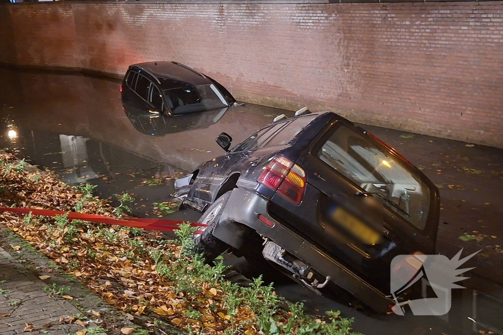 Beschonken automobiliste rijdt twee auto's de gracht in