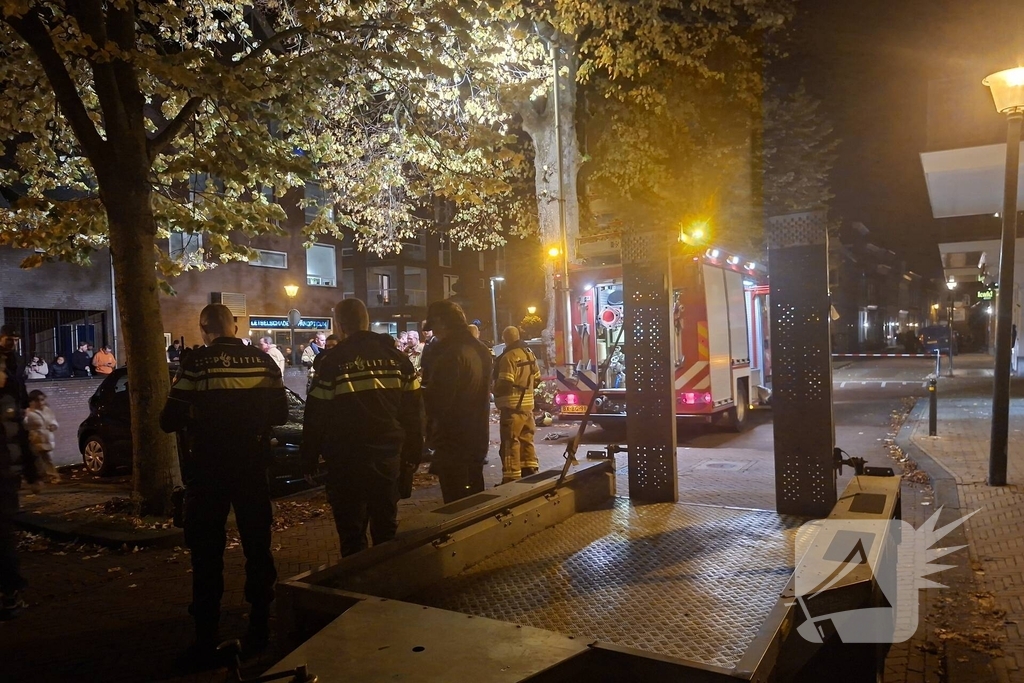 Beschonken automobiliste rijdt twee auto's de gracht in