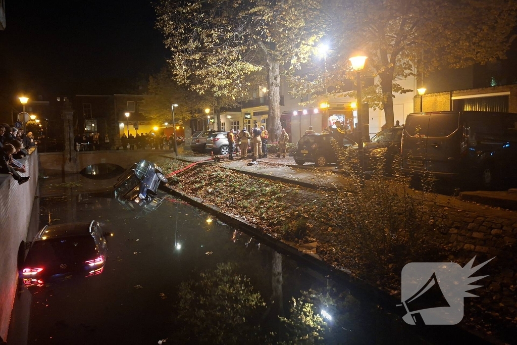 Beschonken automobiliste rijdt twee auto's de gracht in