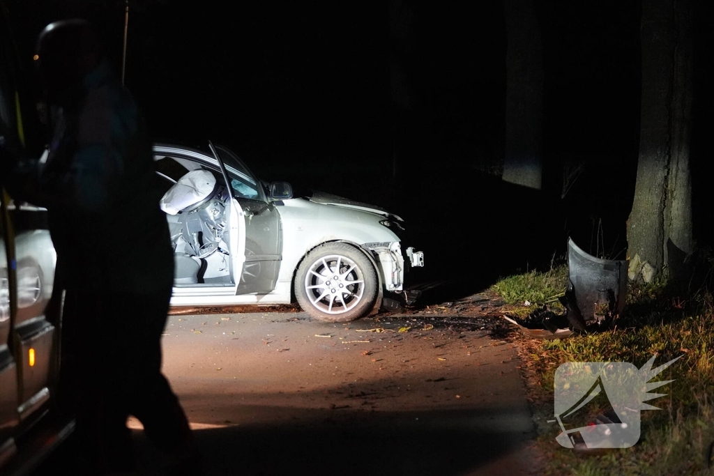 Auto botst tegen boom, bestuurder gewond