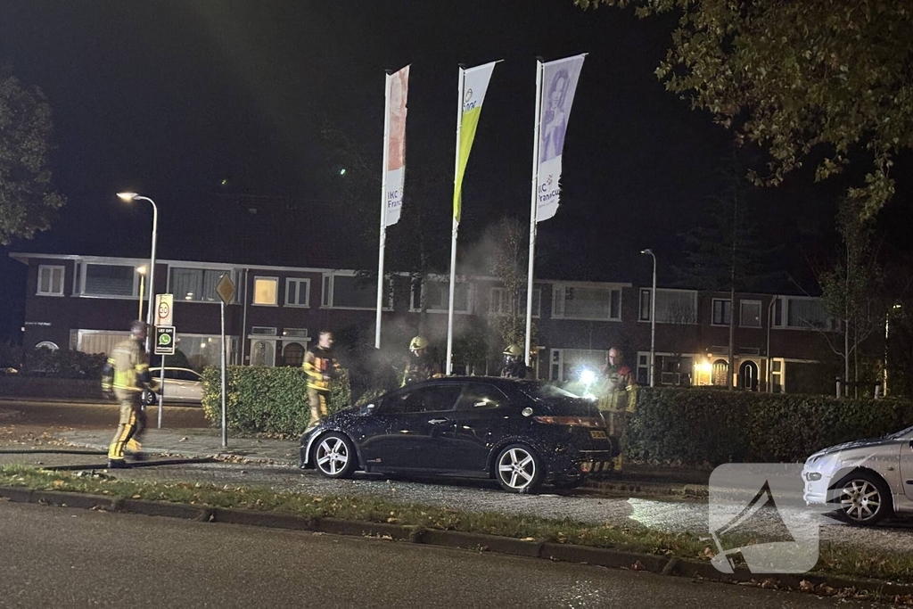Rookontwikkeling uit geparkeerde auto