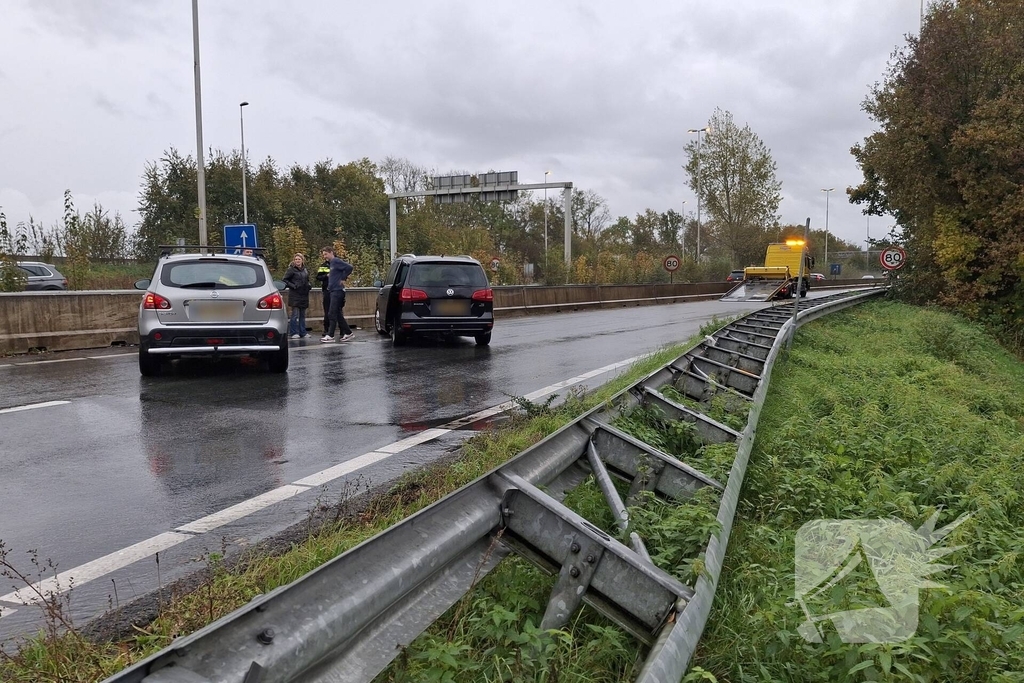 Auto verliest controle in bocht