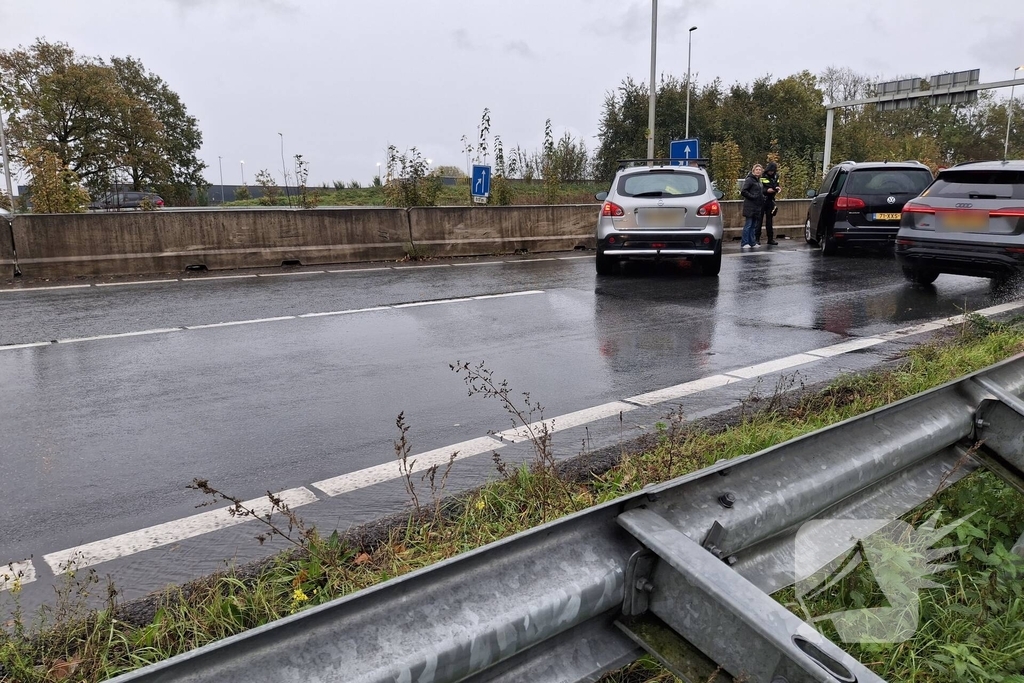 Auto verliest controle in bocht