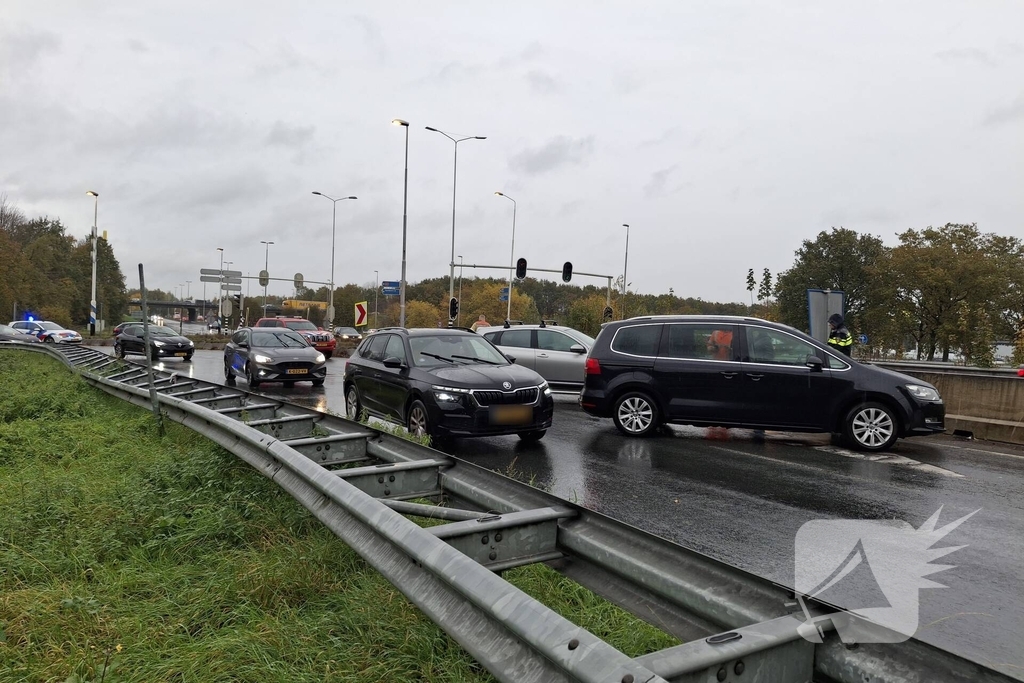 Auto verliest controle in bocht