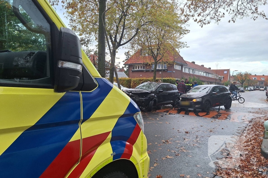 Auto botst op paal door aanrijding