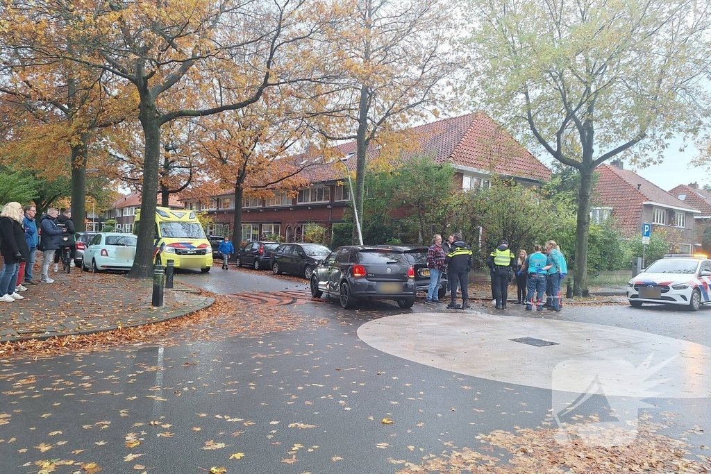 Auto botst op paal door aanrijding