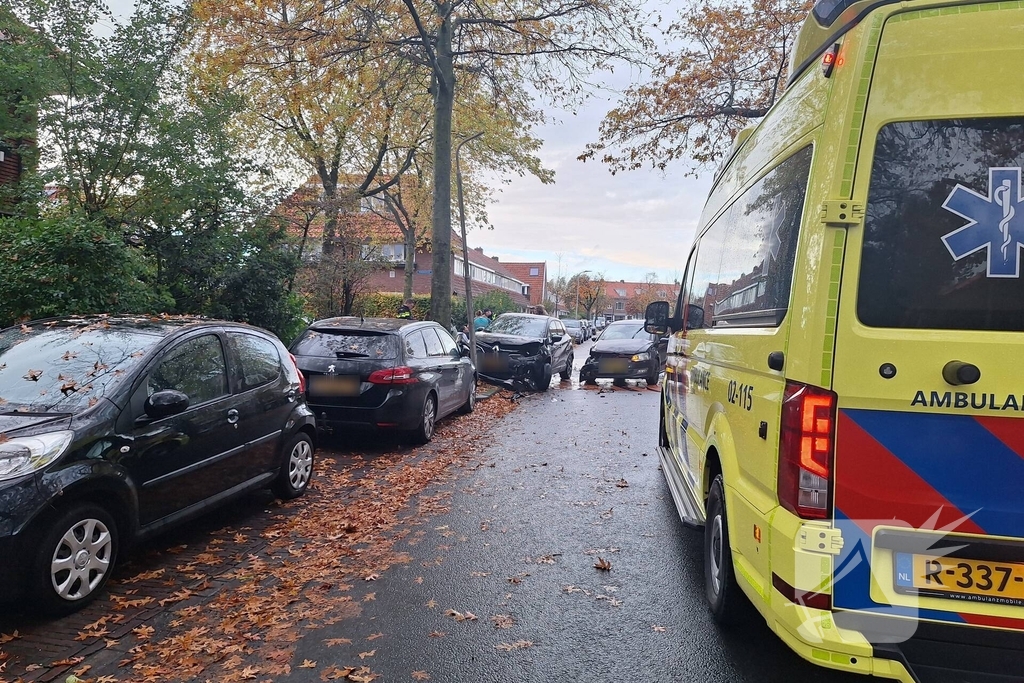 Auto botst op paal door aanrijding
