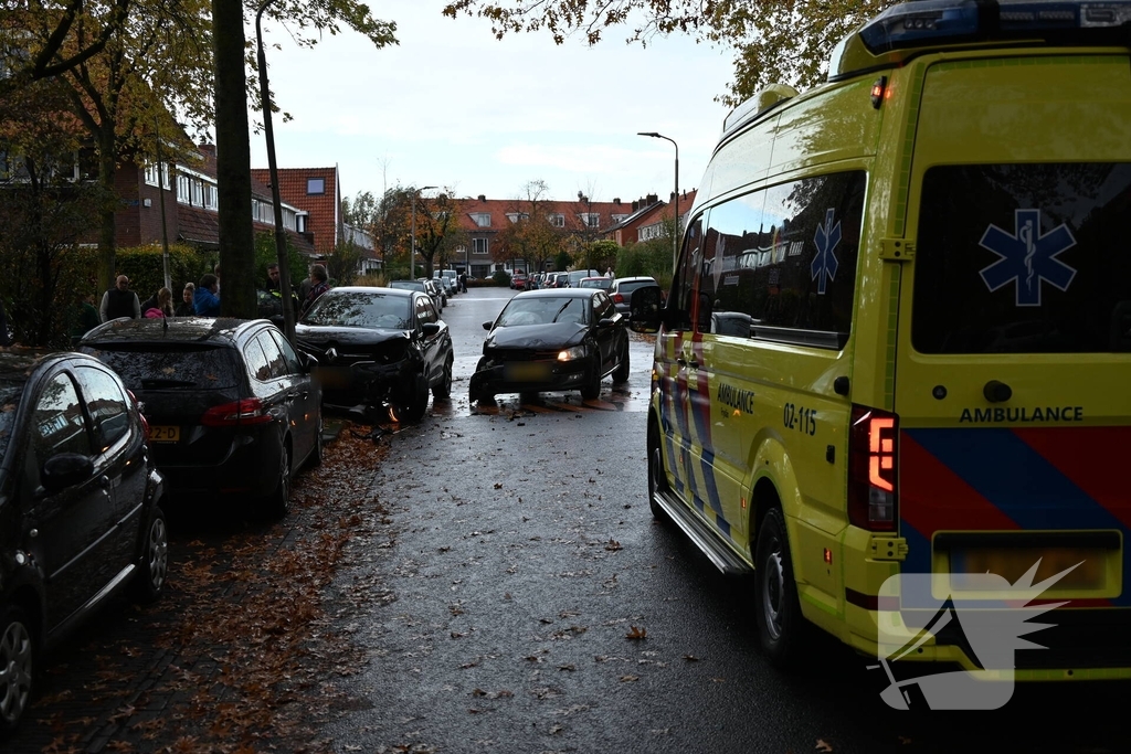 Auto botst op paal door aanrijding