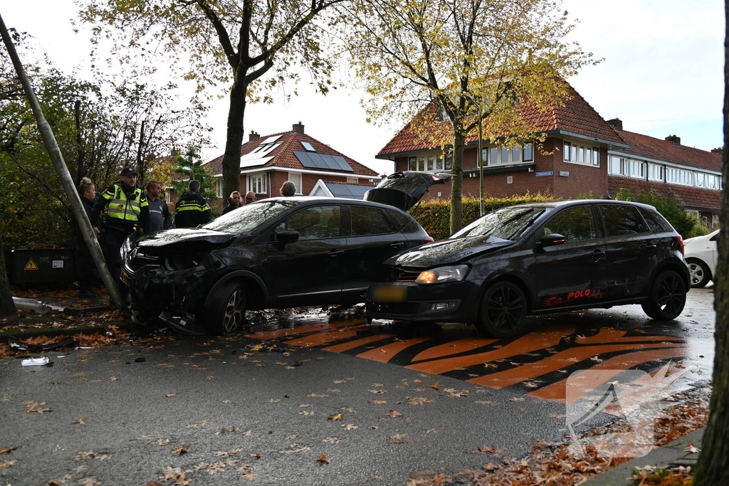 Auto botst op paal door aanrijding