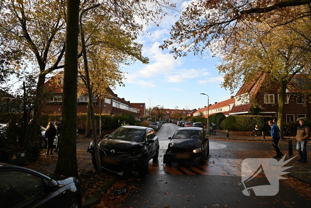 Auto botst op paal door aanrijding