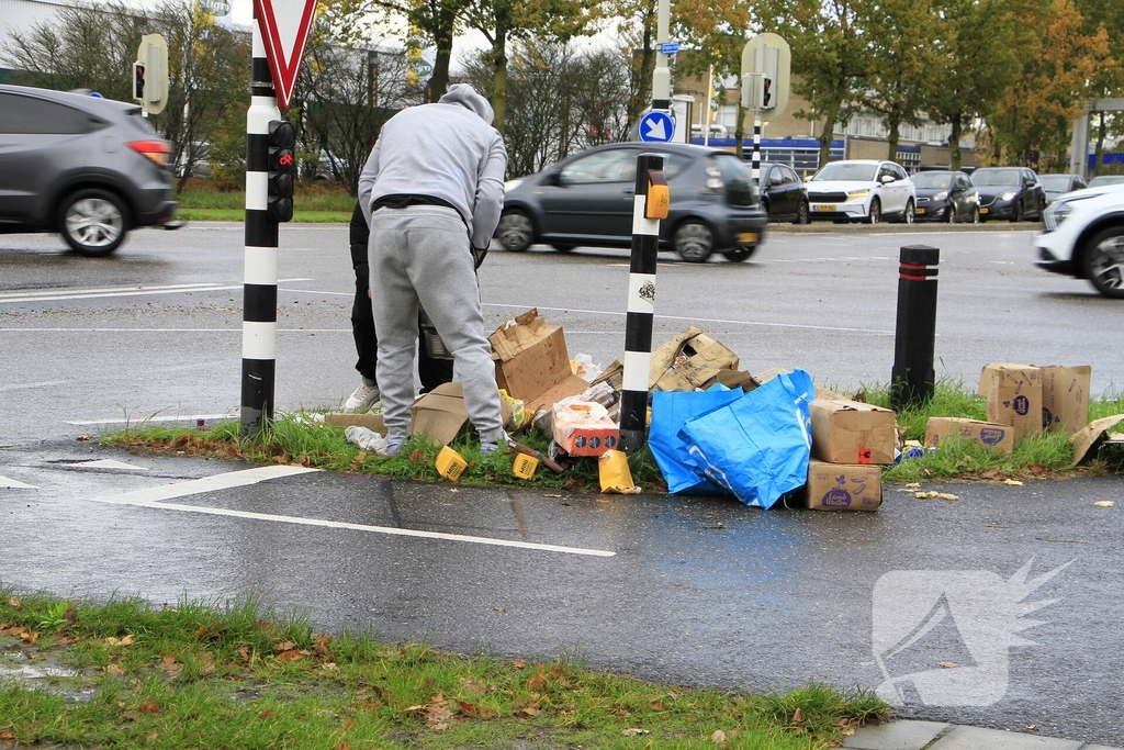Vrachtwagen verliest diiepvrieshandel tijdens het rijden