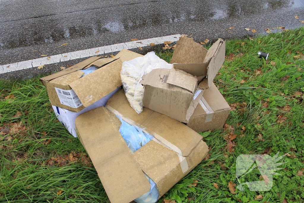 Vrachtwagen verliest diiepvrieshandel tijdens het rijden