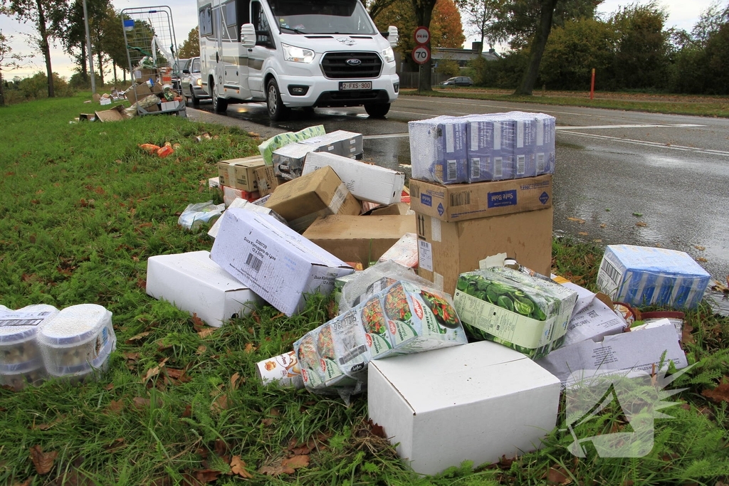 Vrachtwagen verliest diiepvrieshandel tijdens het rijden