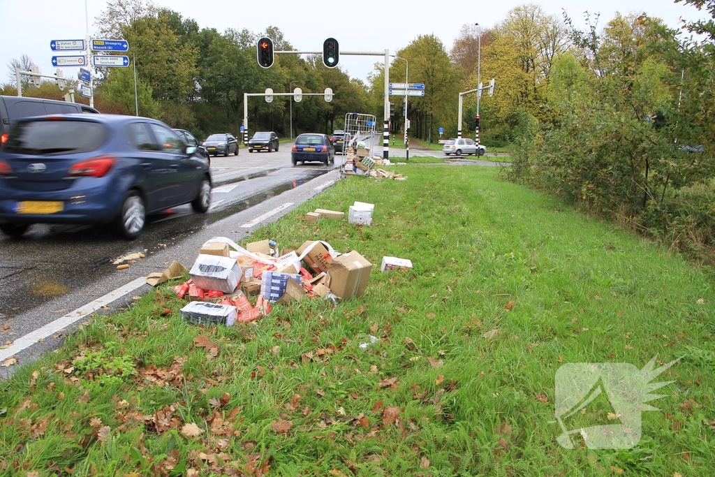 Vrachtwagen verliest diiepvrieshandel tijdens het rijden