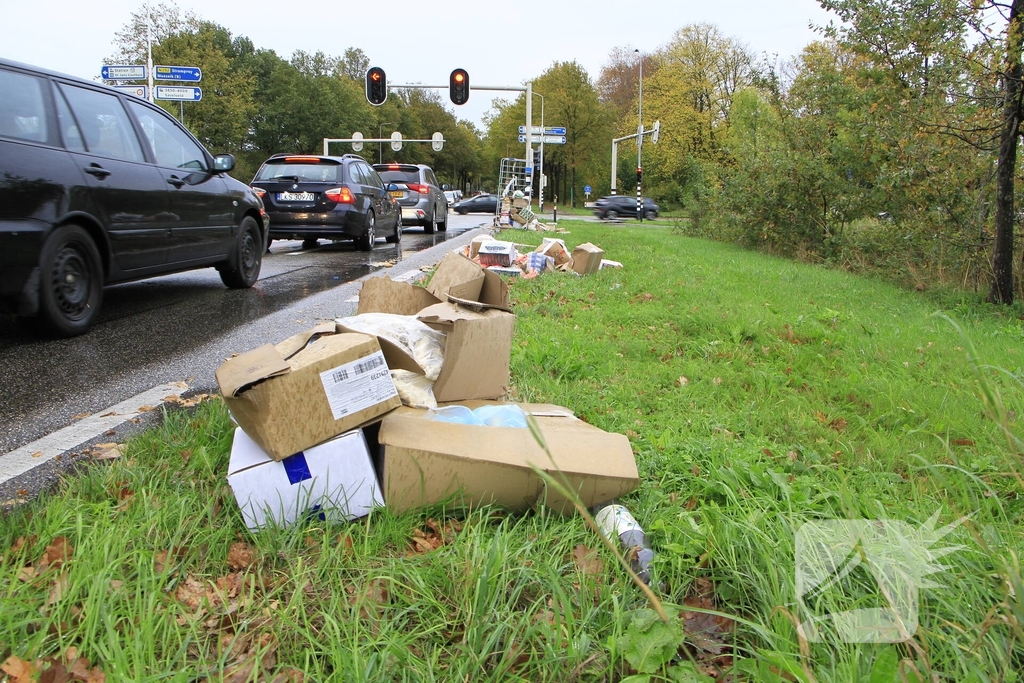 Vrachtwagen verliest diiepvrieshandel tijdens het rijden