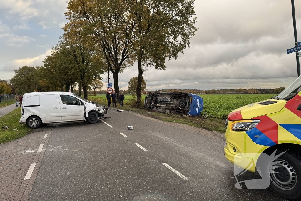 Botsing tussen twee bestelwagens