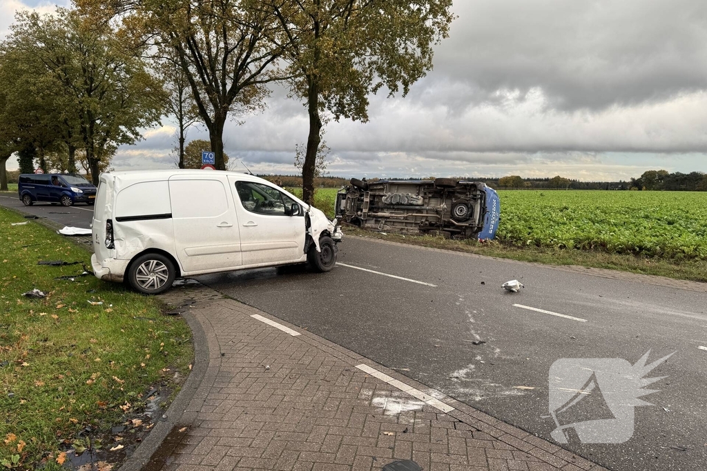 Botsing tussen twee bestelwagens