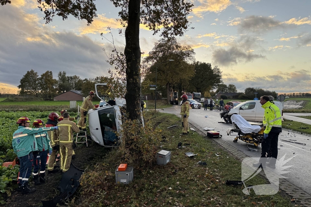 Botsing tussen twee bestelwagens