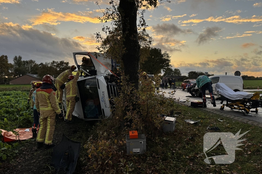 Botsing tussen twee bestelwagens
