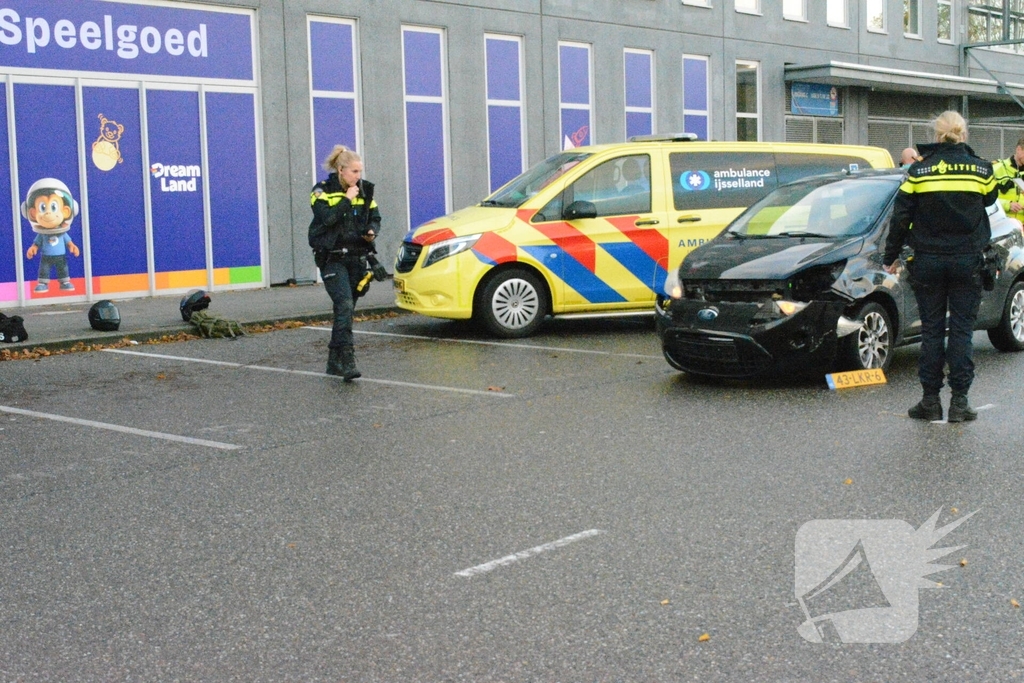 Motorrijder gewond na inhaalactie