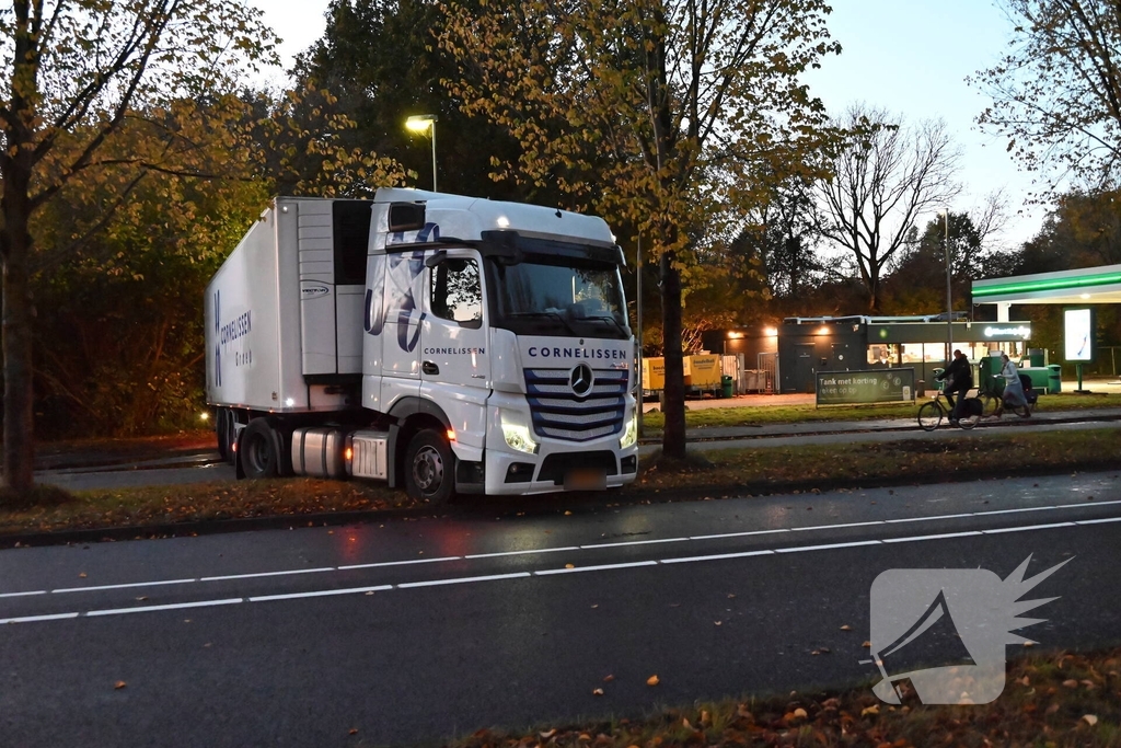 Volledige wegafsluiting door vastgelopen vrachtwagen