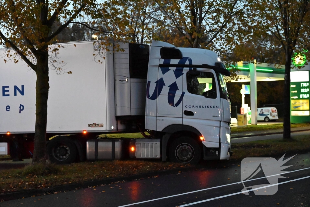 Volledige wegafsluiting door vastgelopen vrachtwagen