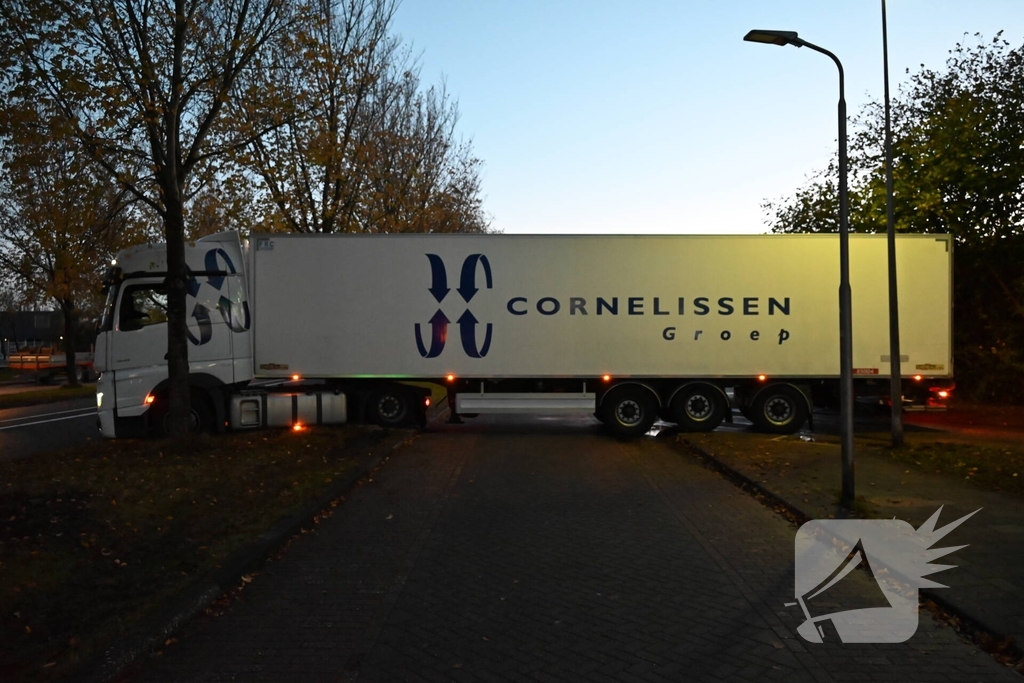 Volledige wegafsluiting door vastgelopen vrachtwagen