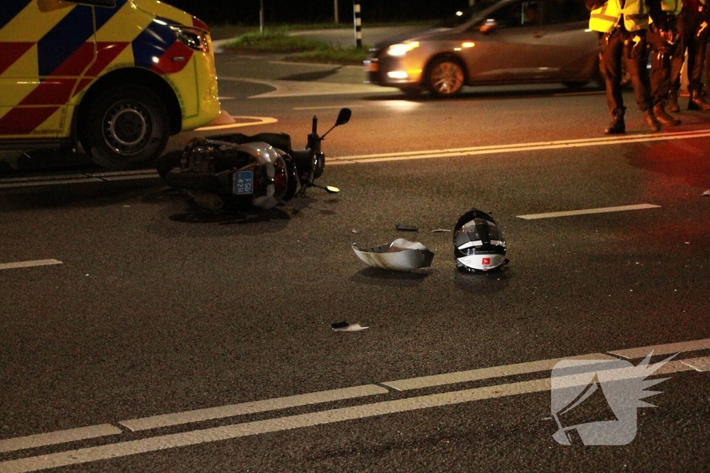aanrijding tussen auto en scooter leidt tot gewonde
