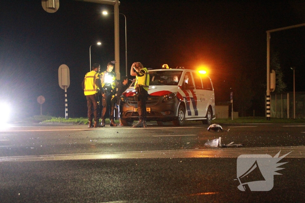 aanrijding tussen auto en scooter leidt tot gewonde