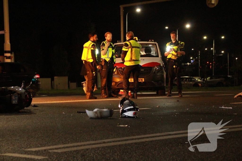 aanrijding tussen auto en scooter leidt tot gewonde
