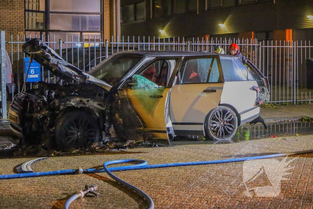 Auto in vlammen op industriegebied