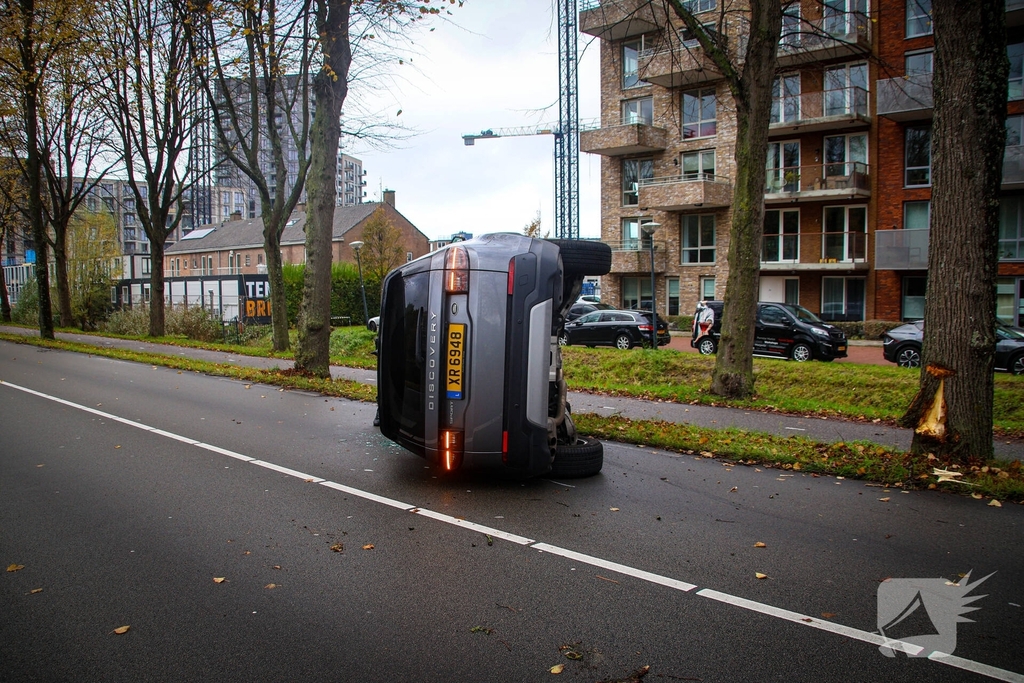 Landrover belandt op zijkant door ongeval met boom