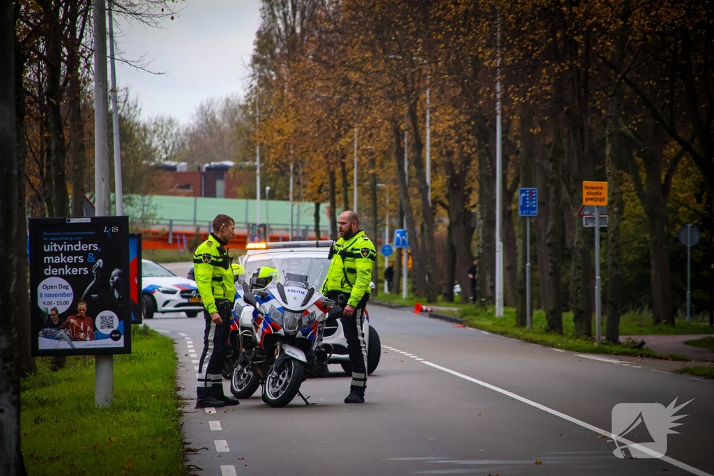 Landrover belandt op zijkant door ongeval met boom