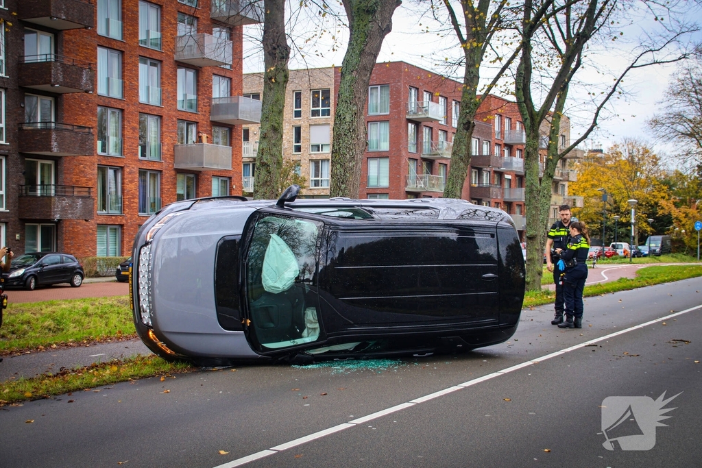 Landrover belandt op zijkant door ongeval met boom