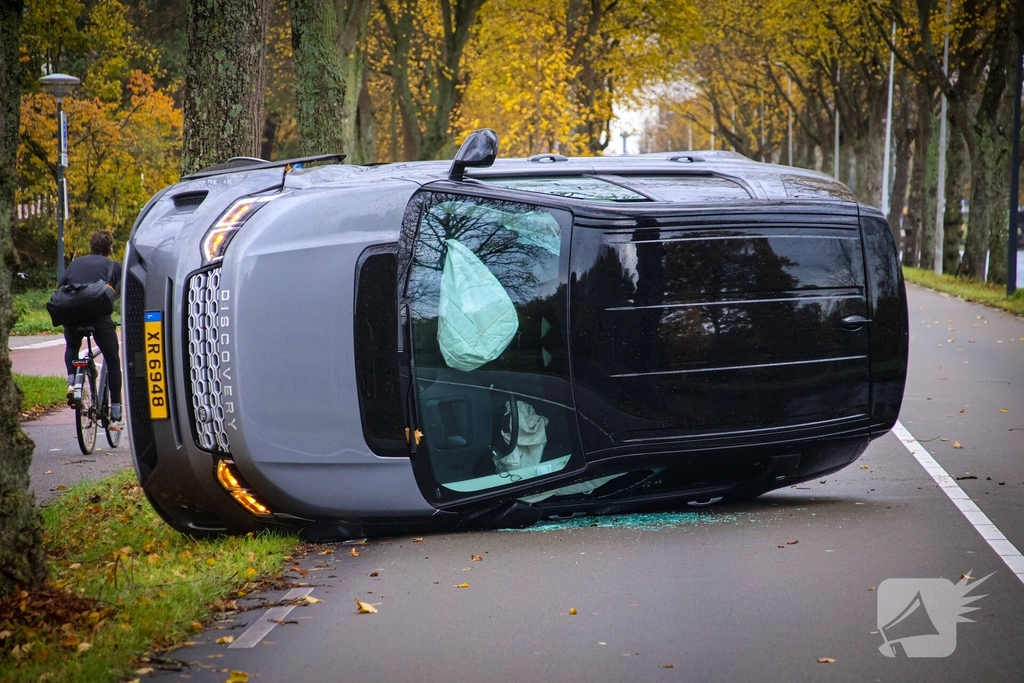 Landrover belandt op zijkant door ongeval met boom