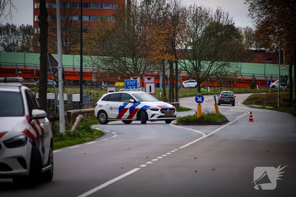 Landrover belandt op zijkant door ongeval met boom