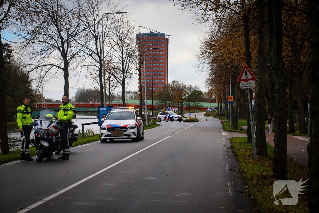 Landrover belandt op zijkant door ongeval met boom