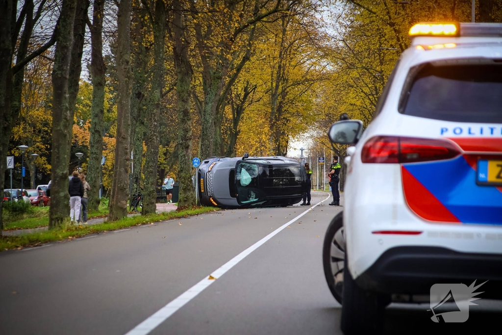 Landrover belandt op zijkant door ongeval met boom