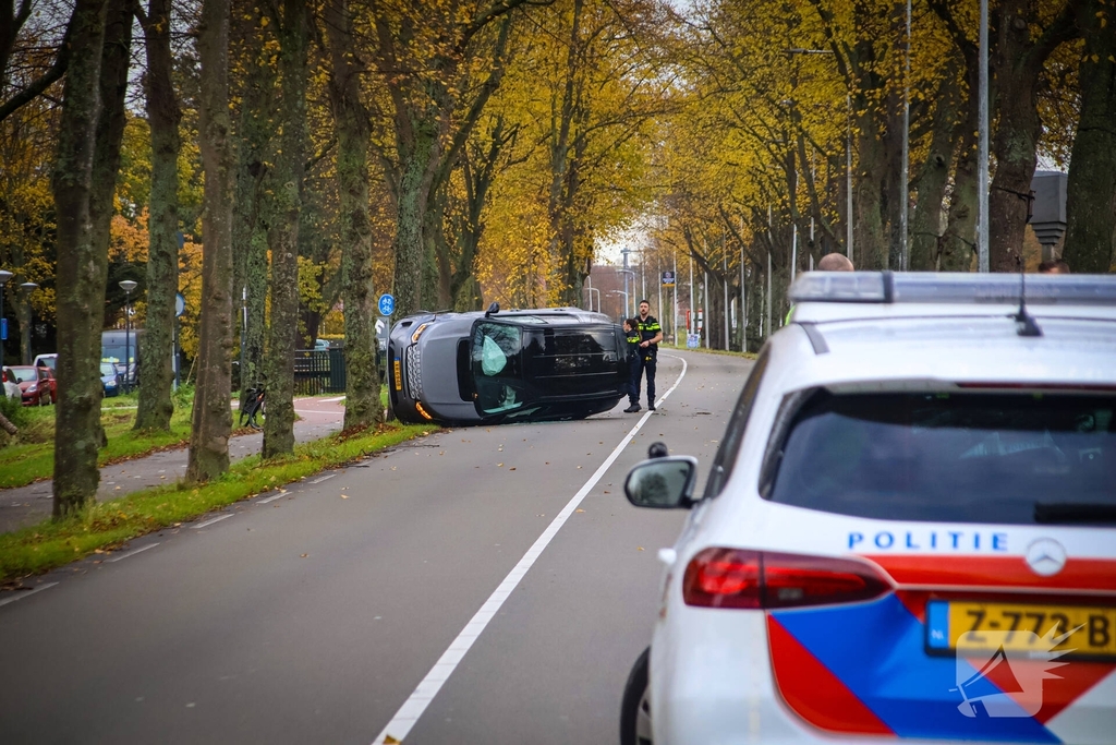 Landrover belandt op zijkant door ongeval met boom